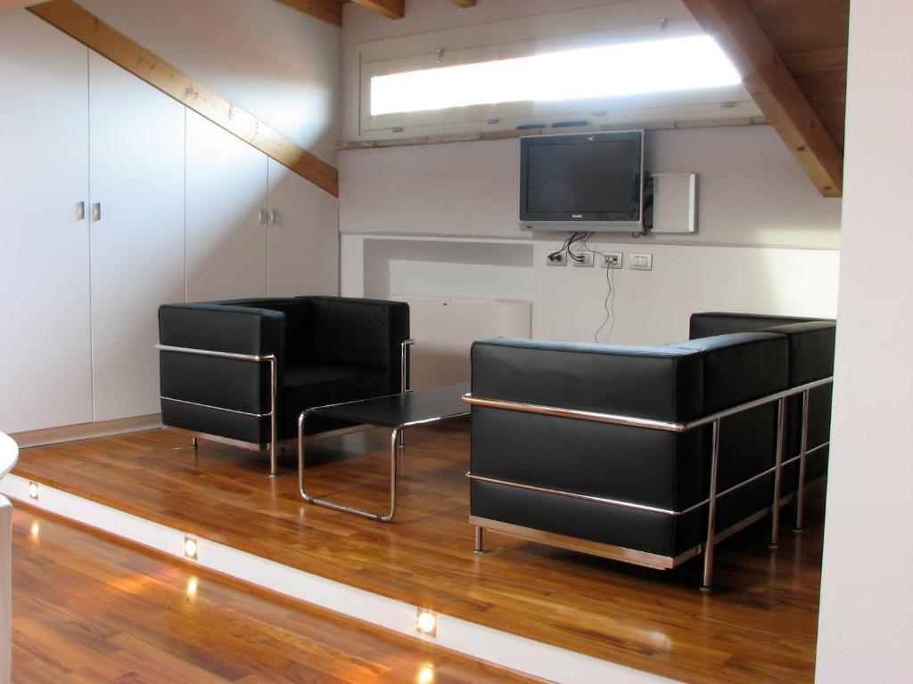 Parizzi Suites & Restaurant Parma Ruang foto