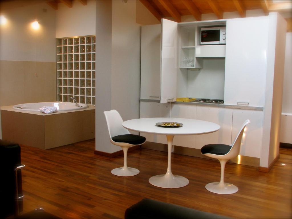 Parizzi Suites & Restaurant Parma Ruang foto