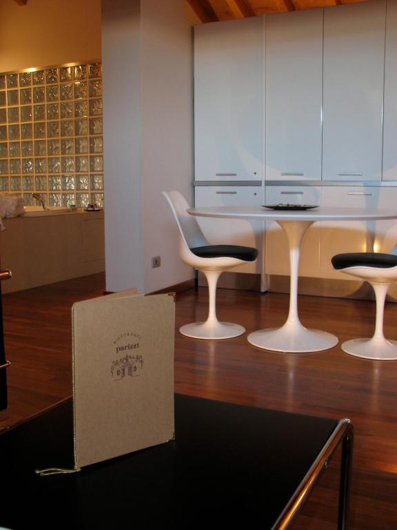 Parizzi Suites & Restaurant Parma Ruang foto