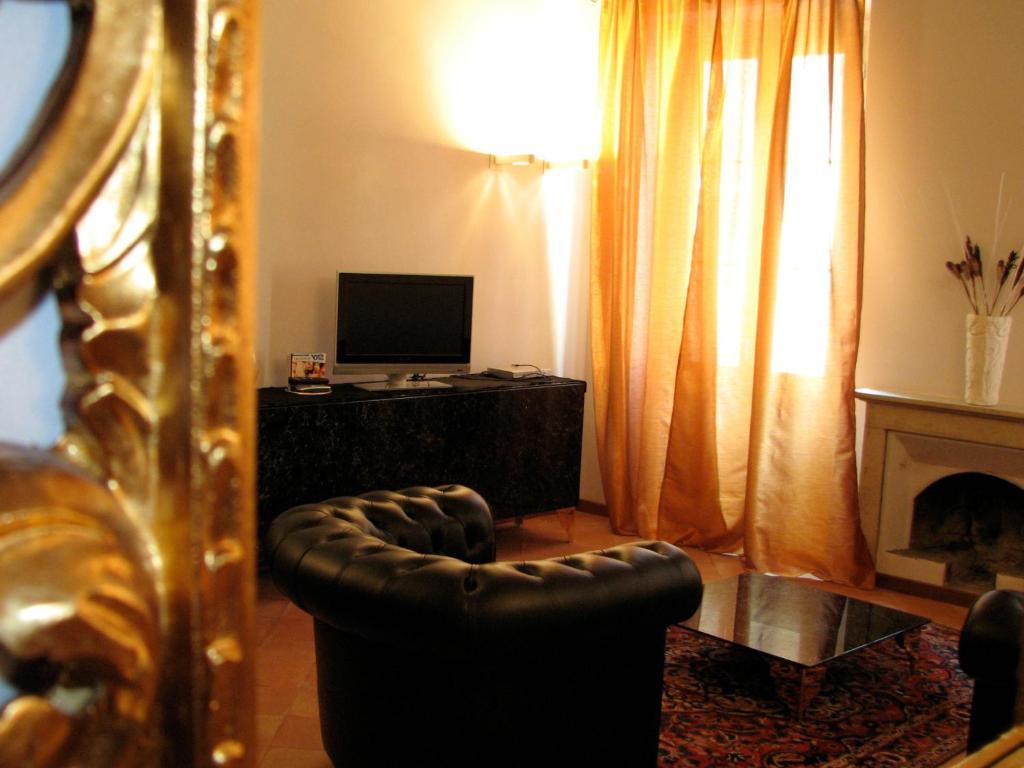 Parizzi Suites & Restaurant Parma Ruang foto