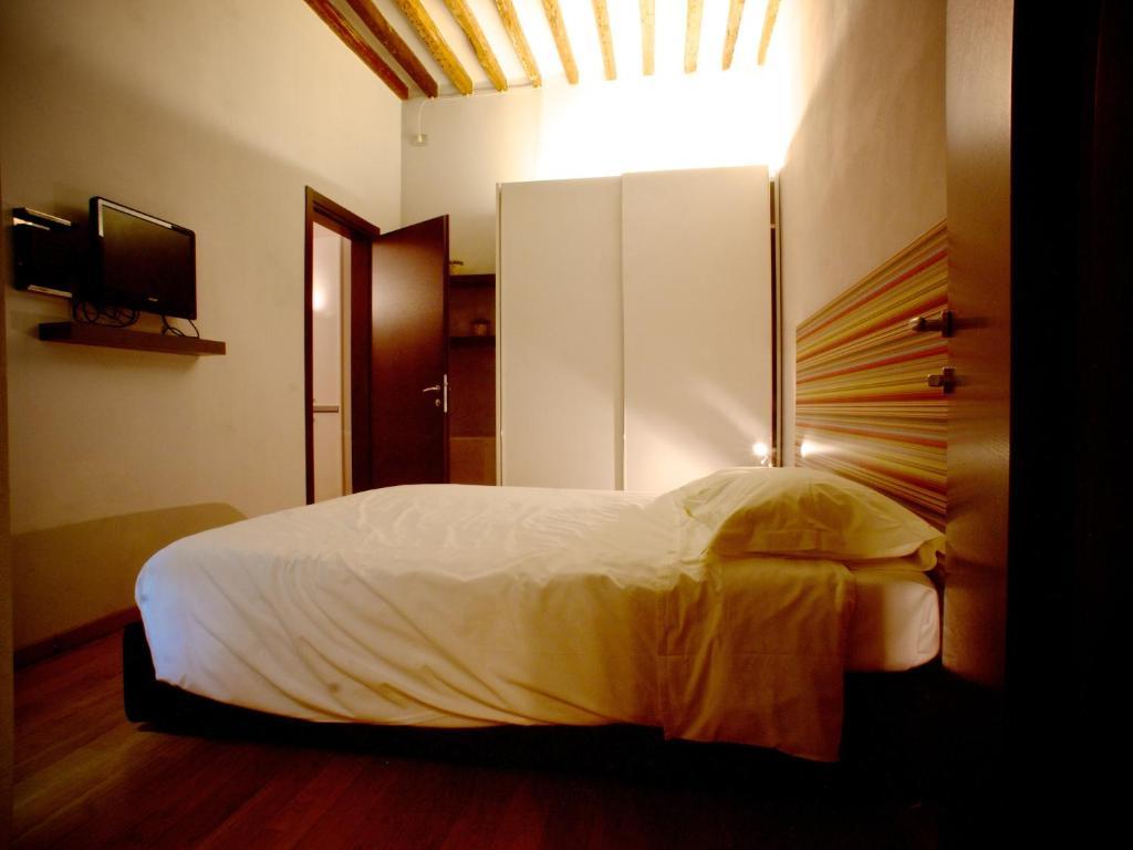 Parizzi Suites & Restaurant Parma Ruang foto