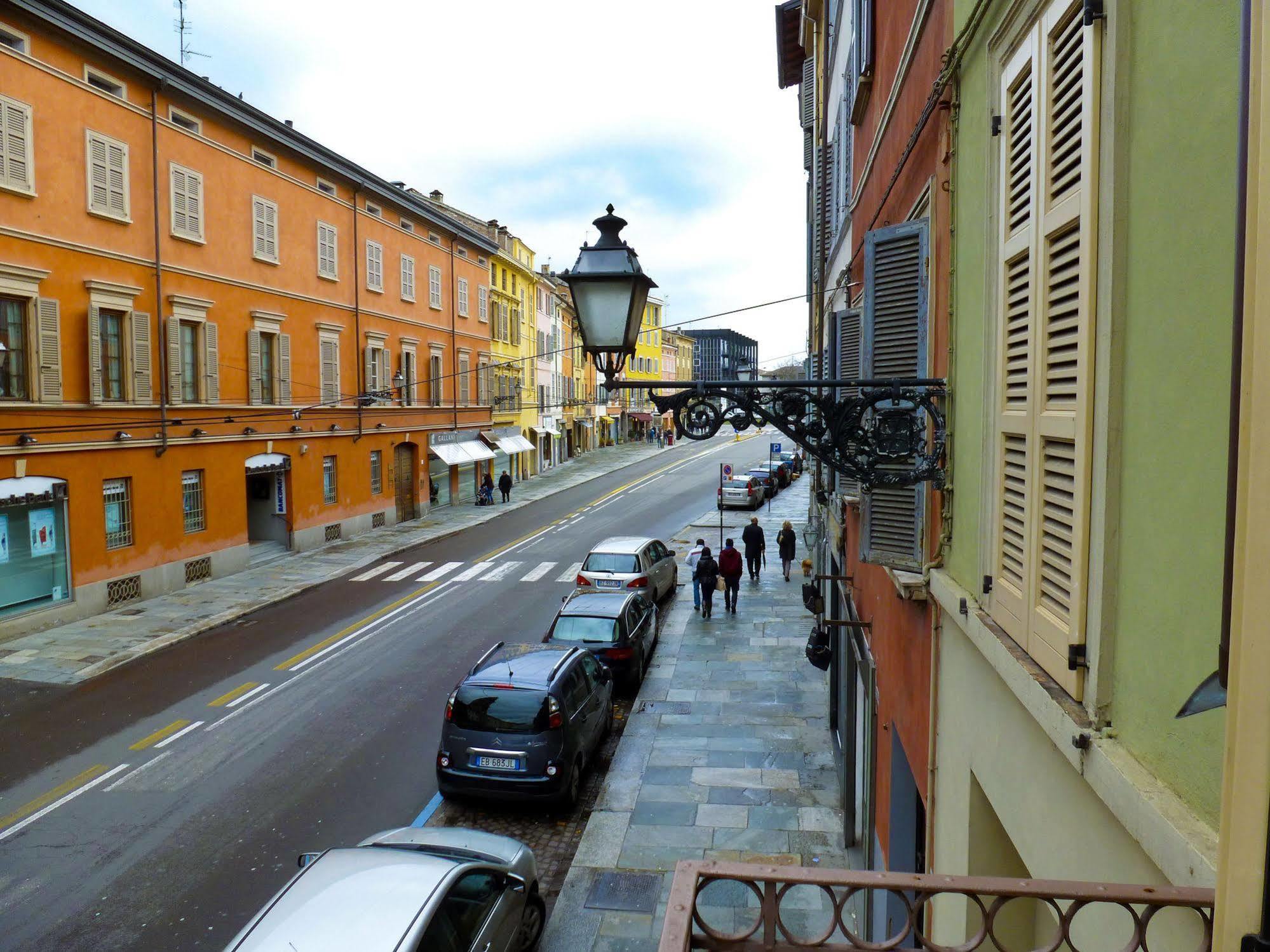Parizzi Suites & Restaurant Parma Bagian luar foto