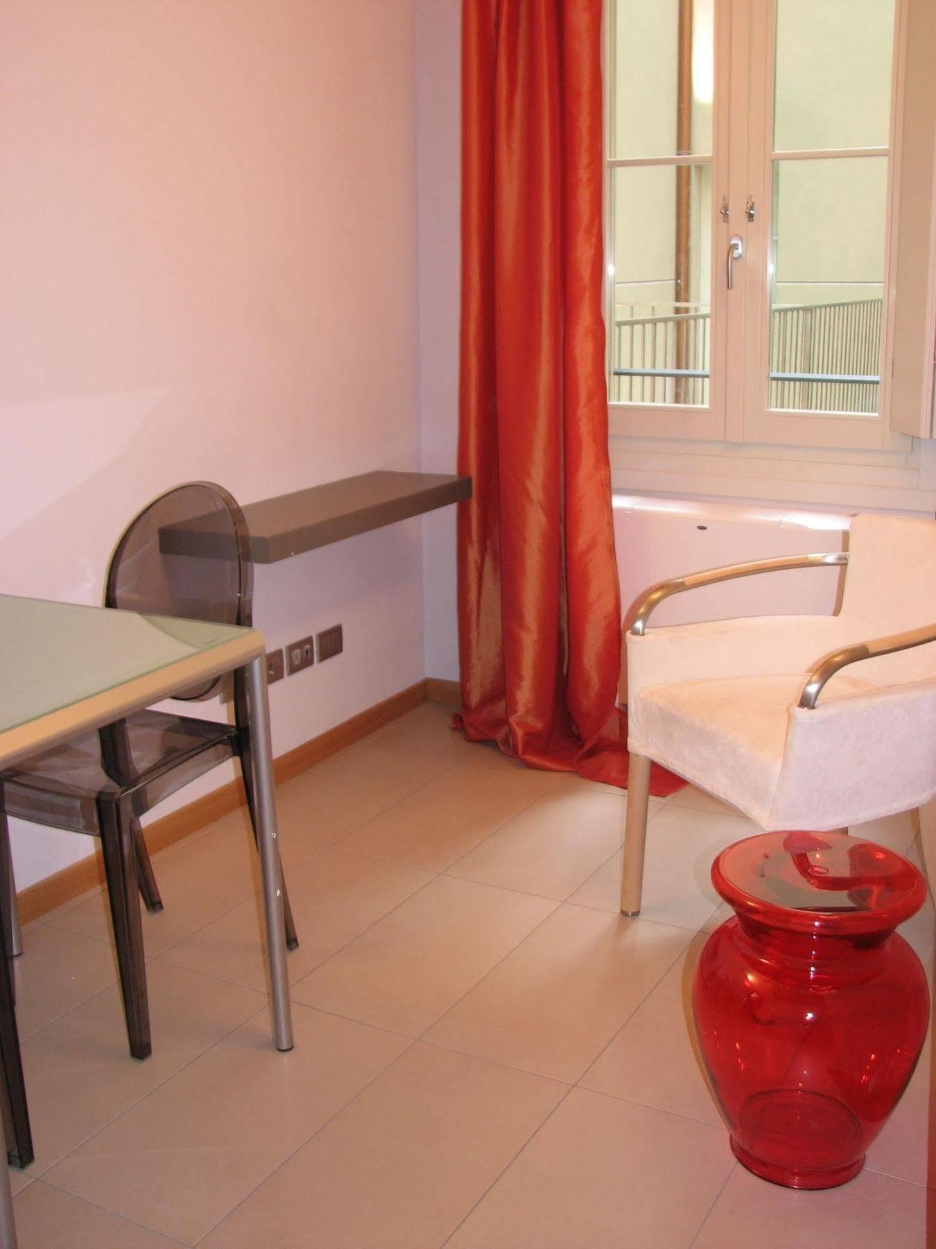 Parizzi Suites & Restaurant Parma Bagian luar foto