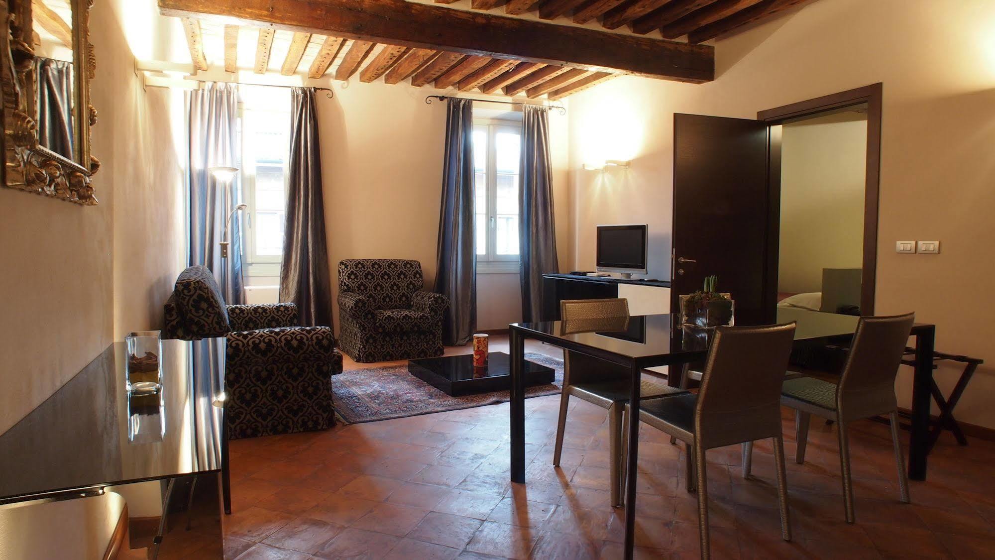 Parizzi Suites & Restaurant Parma Bagian luar foto