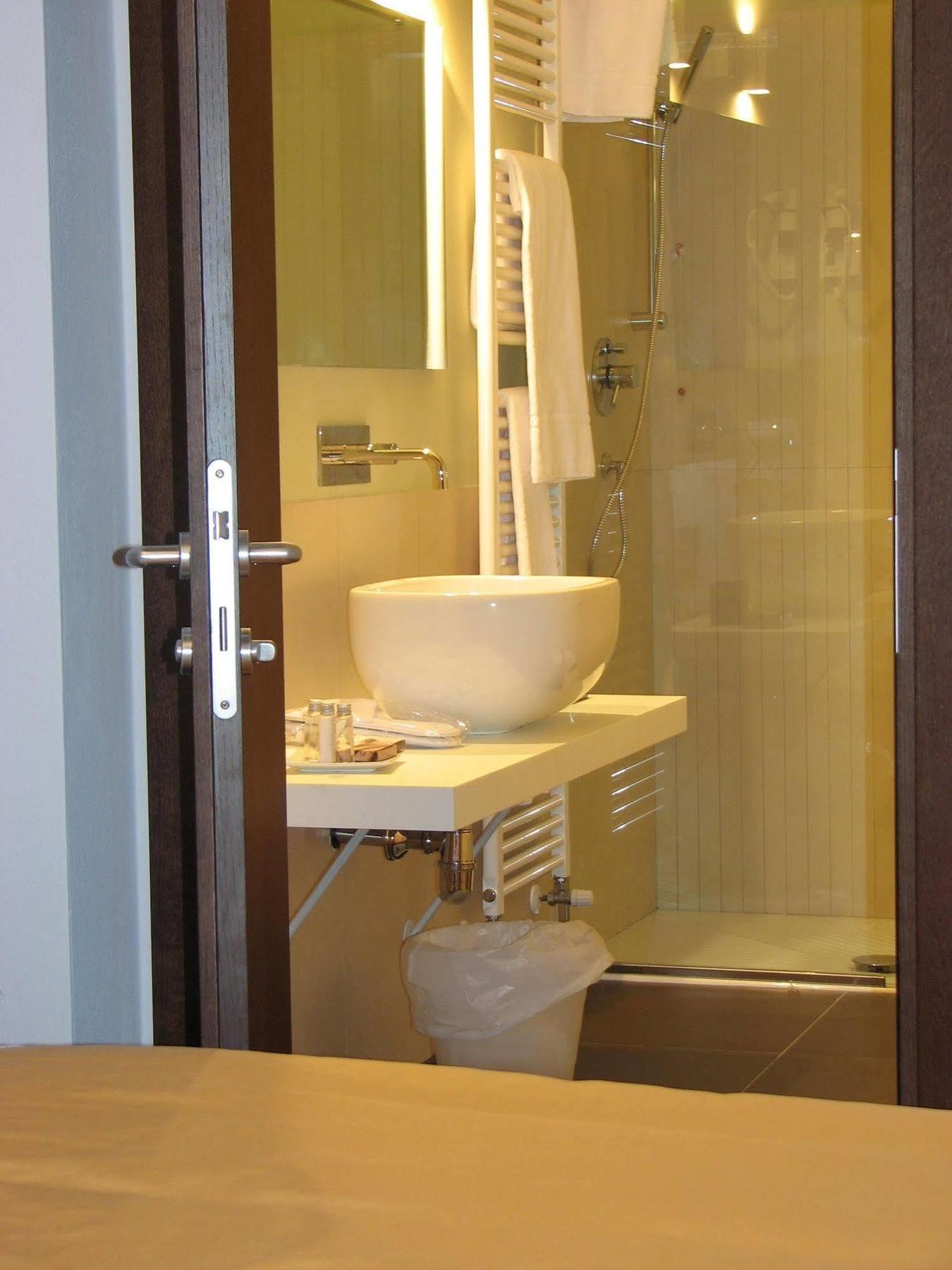 Parizzi Suites & Restaurant Parma Bagian luar foto