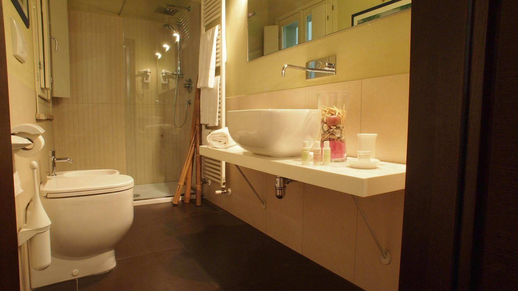 Parizzi Suites & Restaurant Parma Bagian luar foto