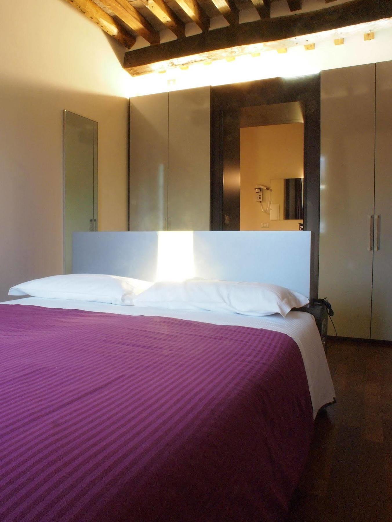 Parizzi Suites & Restaurant Parma Bagian luar foto