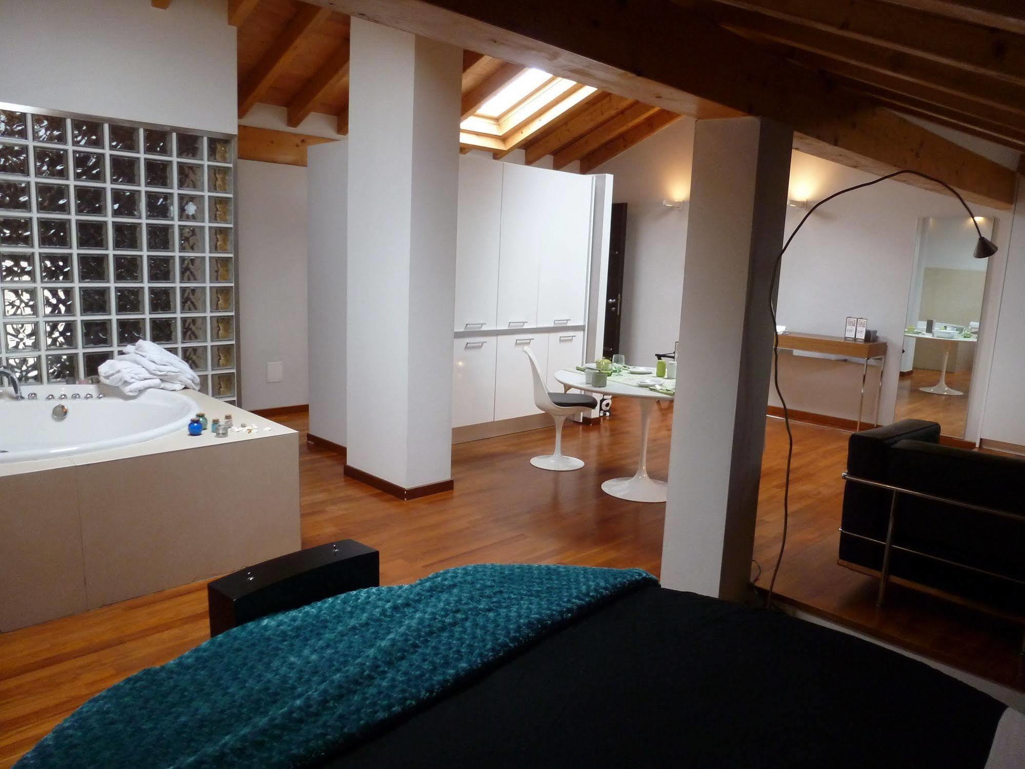 Parizzi Suites & Restaurant Parma Bagian luar foto