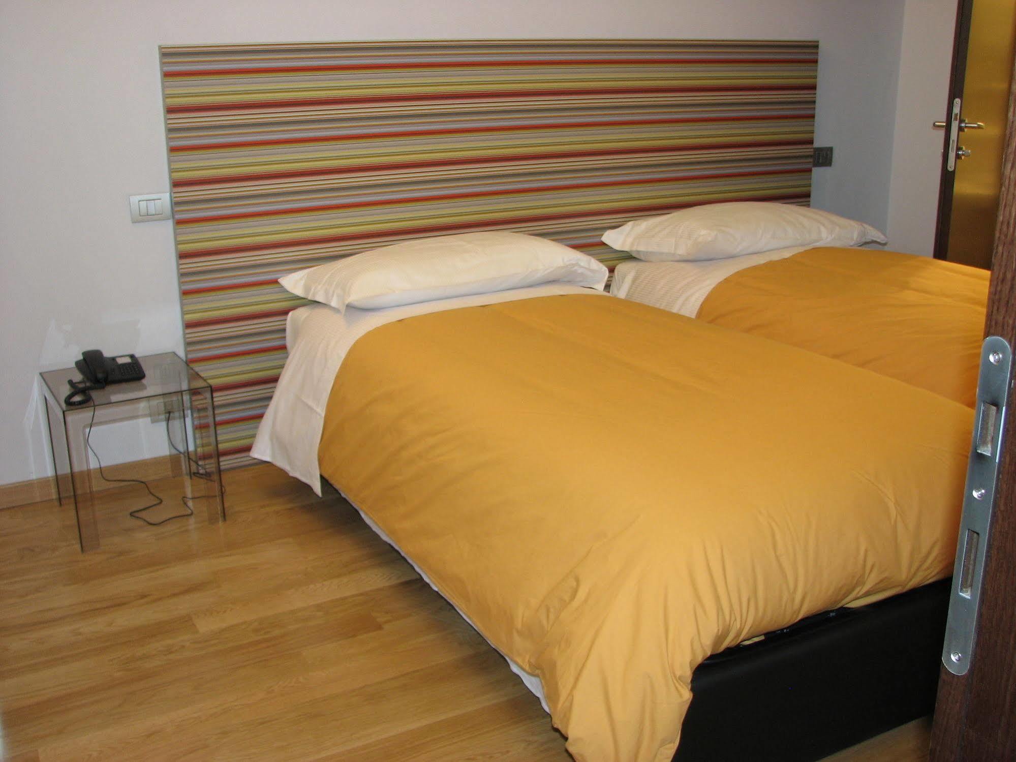 Parizzi Suites & Restaurant Parma Bagian luar foto