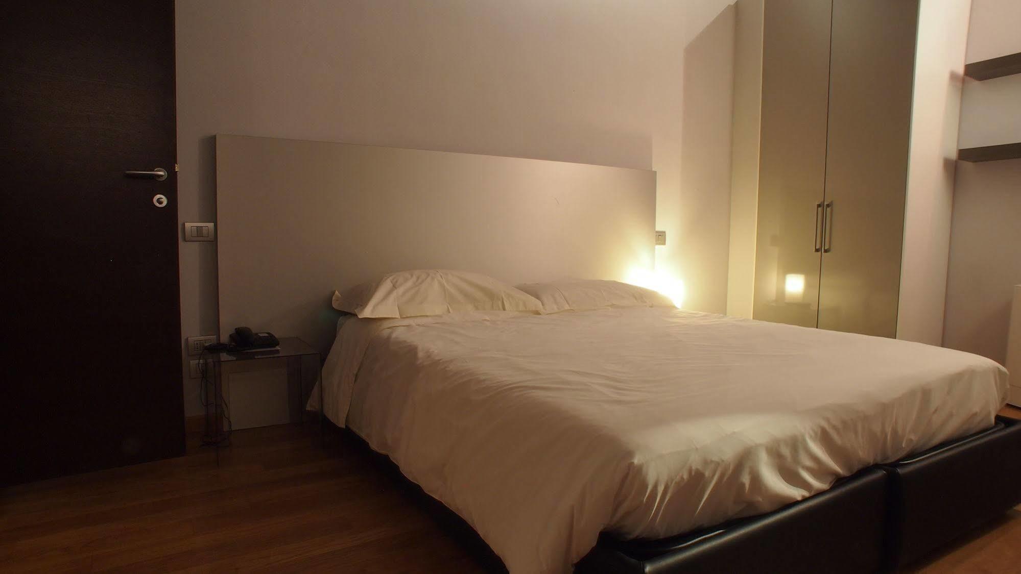 Parizzi Suites & Restaurant Parma Bagian luar foto